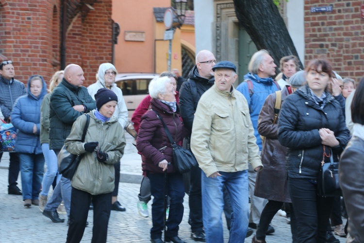 Nabożeństwo fatimskie w archikatedrze wrocławskiej w 102. rocznicę objawień w Fatimie