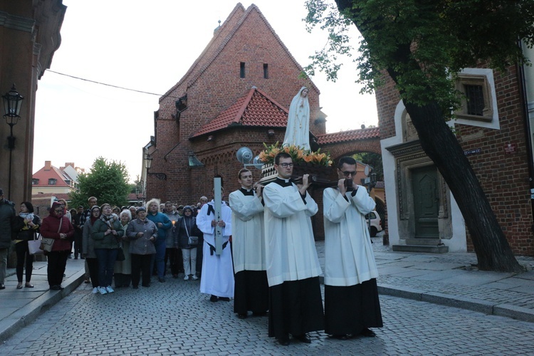 Nabożeństwo fatimskie w archikatedrze wrocławskiej w 102. rocznicę objawień w Fatimie