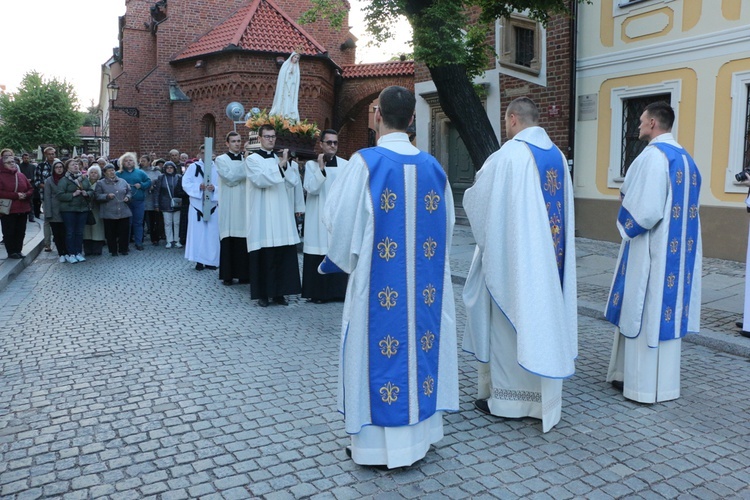 Nabożeństwo fatimskie w archikatedrze wrocławskiej w 102. rocznicę objawień w Fatimie