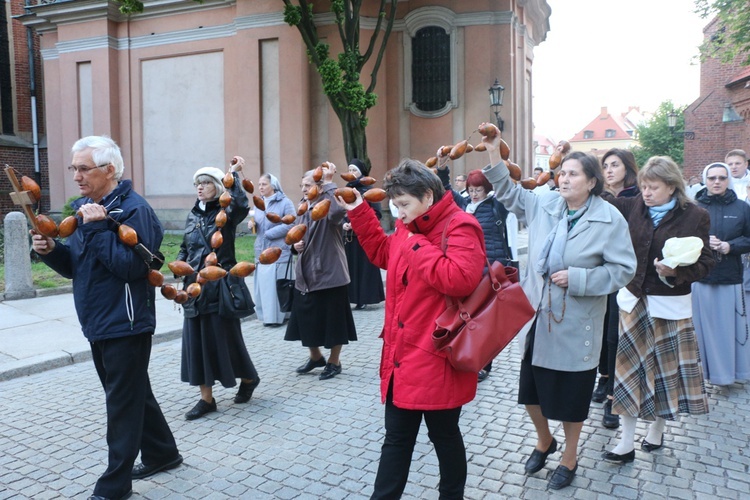 Nabożeństwo fatimskie w archikatedrze wrocławskiej w 102. rocznicę objawień w Fatimie