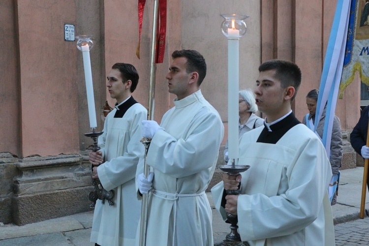 Nabożeństwo fatimskie w archikatedrze wrocławskiej w 102. rocznicę objawień w Fatimie