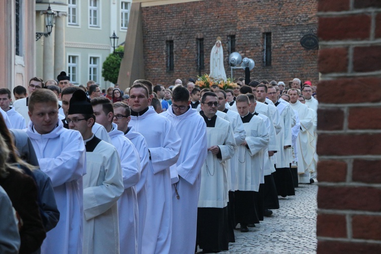 Nabożeństwo fatimskie w archikatedrze wrocławskiej w 102. rocznicę objawień w Fatimie