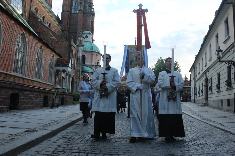 Nabożeństwo fatimskie w archikatedrze wrocławskiej w 102. rocznicę objawień w Fatimie