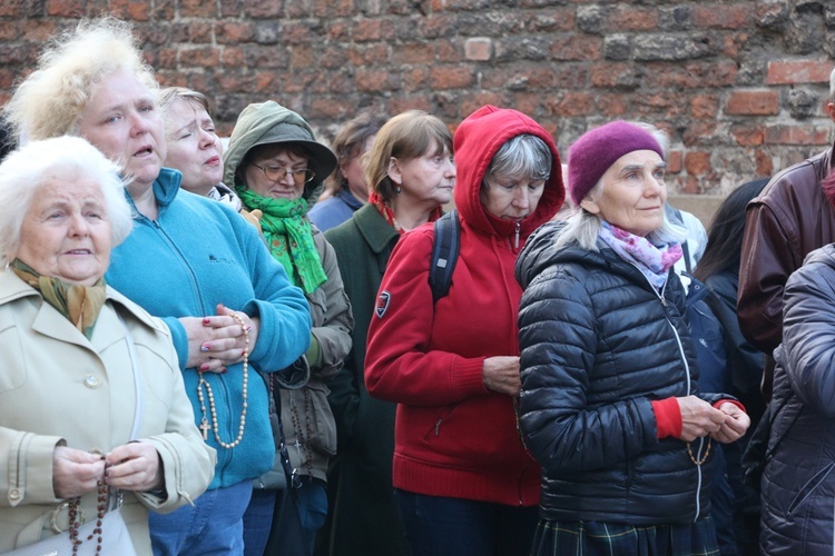 Nabożeństwo fatimskie w archikatedrze wrocławskiej w 102. rocznicę objawień w Fatimie