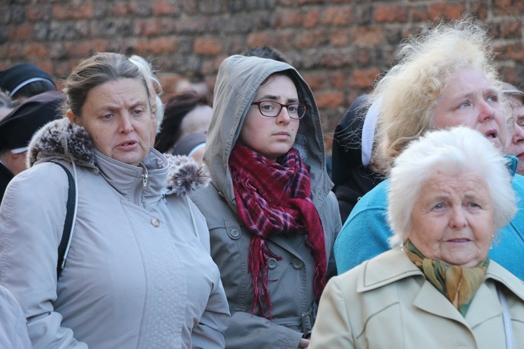 Nabożeństwo fatimskie w archikatedrze wrocławskiej w 102. rocznicę objawień w Fatimie