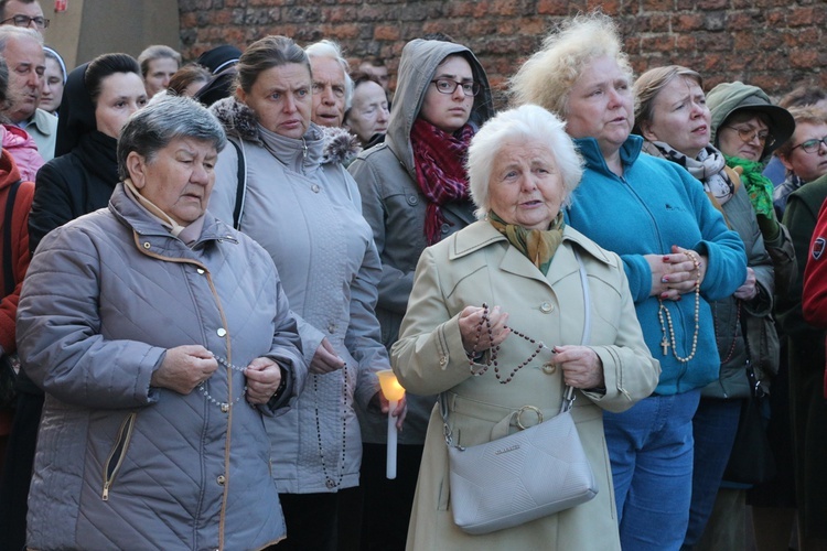 Nabożeństwo fatimskie w archikatedrze wrocławskiej w 102. rocznicę objawień w Fatimie