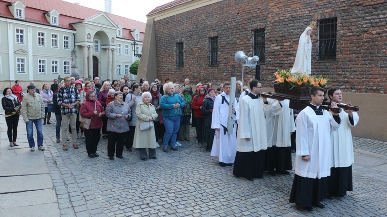 Nabożeństwo fatimskie w archikatedrze wrocławskiej w 102. rocznicę objawień w Fatimie