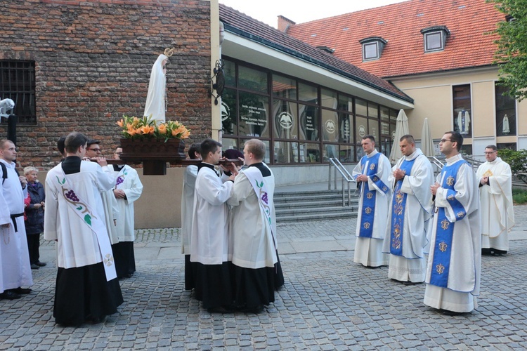 Nabożeństwo fatimskie w archikatedrze wrocławskiej w 102. rocznicę objawień w Fatimie