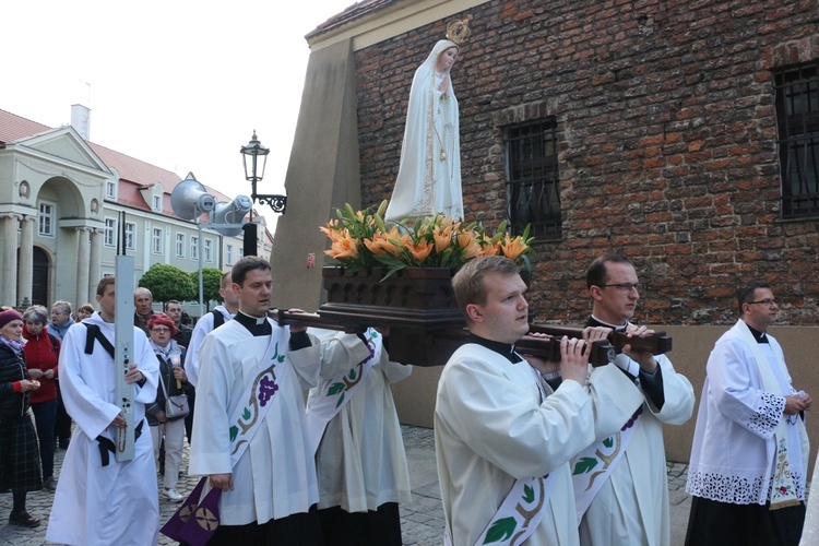 Nabożeństwo fatimskie w archikatedrze wrocławskiej w 102. rocznicę objawień w Fatimie