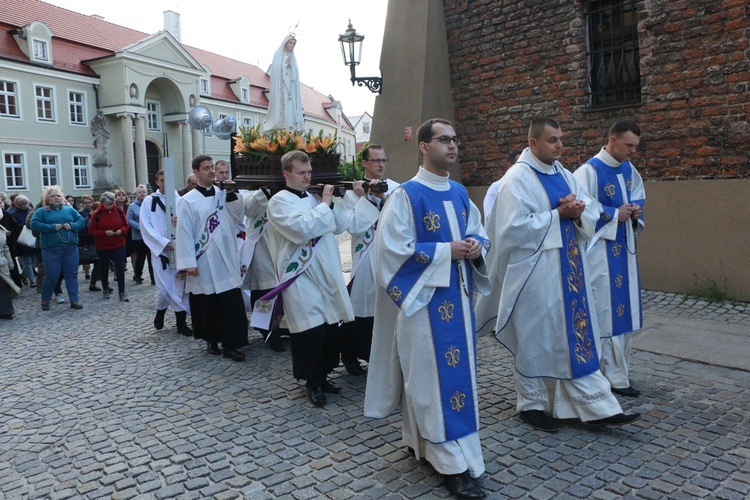 Nabożeństwo fatimskie w archikatedrze wrocławskiej w 102. rocznicę objawień w Fatimie