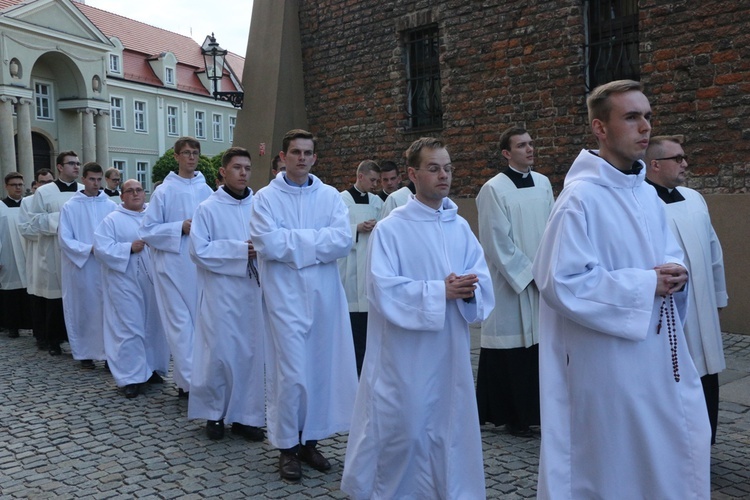 Nabożeństwo fatimskie w archikatedrze wrocławskiej w 102. rocznicę objawień w Fatimie