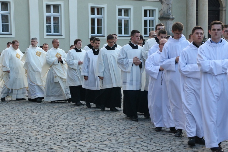 Nabożeństwo fatimskie w archikatedrze wrocławskiej w 102. rocznicę objawień w Fatimie