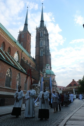 Nabożeństwo fatimskie w archikatedrze wrocławskiej w 102. rocznicę objawień w Fatimie