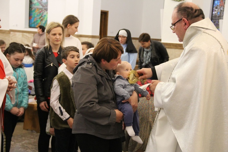 Deszcz kwiatów i cud słońca w Zaczarniu