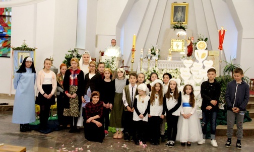 Deszcz kwiatów i cud słońca w Zaczarniu