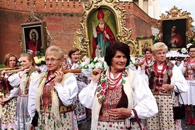 Uroczystości rozpoczęła tradycyjna procesja, która przeszła z Wawelu na Skałkę.