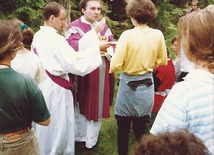 Już jako młody, związany z oazą kapłan miał dar przyciągania  do siebie ludzi, którzy znajdowali w nim kierownika duchowego.