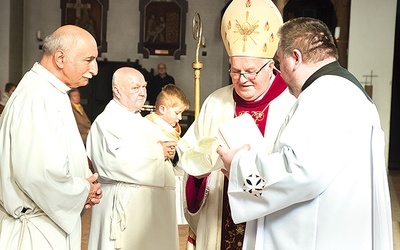 Medale przekazał wyróżnionym bp Paweł Cieślik.