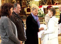 Martyna Pukocz odbiera statuetkę.