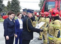 ▲	Sprzęt otrzymali zawodowi strażacy i druhowie ochotnicy.