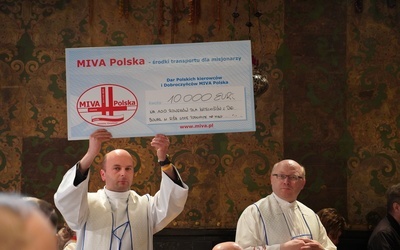 Ks. Damian Migacz, diecezjalny duszpasterz kierowców, w imieniu bp. Mirosława Gucwy odbiera czek na 10 tys. euro od MIVA Polska.