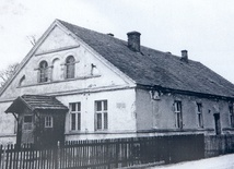 W narożnej izbie tego domu Teodora Spiralskiego odbywały się zajęcia lekcyjne. 