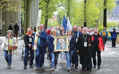 Pielgrzymi podarowali sanktuarium w Lourdes kopię obrazu MB Piekarskiej.