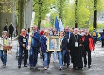 Pielgrzymi podarowali sanktuarium w Lourdes kopię obrazu MB Piekarskiej.