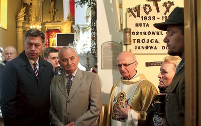 Odsłonięcia dokonali wspólnie (od lewej): senator Marek Martynowski, Lech Franczak, Katarzyna Wróblewska i Paweł Felczak. Poświęcenia dokonał ks. Tadeusz Łebkowski (w środku).