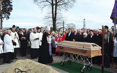 Biskup Piotr Libera przewodniczył pogrzebowi  ks. prał. dr. Stanisława Welenca.