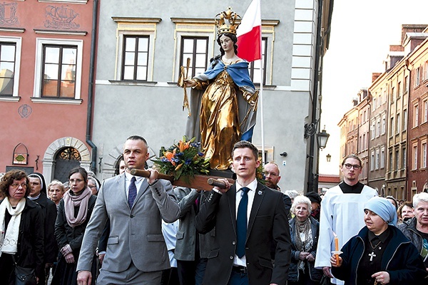 ◄	Figurę Maryi nieśli Rycerze Jana Pawła II, mężczyźni z Bractwa Dobrej Śmierci i członkowie Katolickiego Stowarzyszenia „Civitas Christiana”.