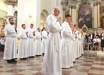 ▲	Nowo wyświęceni diakoni mogą m.in. udzielać chrztu, asystować przy zawieraniu małżeństw oraz przewodniczyć liturgii pogrzebowej.