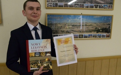 Laureat, który zajął II miejsce, w nagrodę weźmie udział w pielgrzymce do Ziemi Świętej.