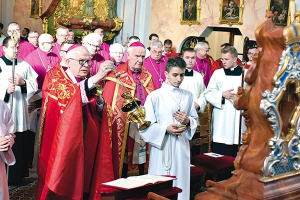 ▲	Po okadzeniu relikwii świętego zebrani udali się w procesji ulicami miasta do katedry świdnickiej.