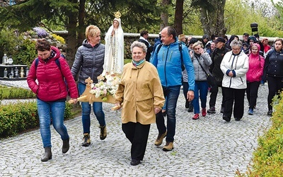 ▲	Pielgrzymi niosący figurę Matki Bożej.  