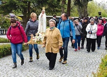 ▲	Pielgrzymi niosący figurę Matki Bożej.  