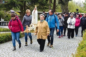 ▲	Pielgrzymi niosący figurę Matki Bożej.  