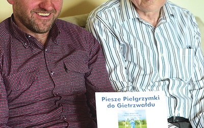 Dziś za organizację pielgrzymek odpowiedzialny jest Tadeusz Kulis (po lewej). Przejął obowiązki od pana Andrzeja.