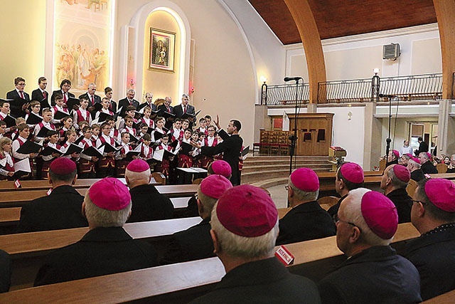 ▲	Biskupi obradujący na posiedzeniu Episkopatu Polski z racji 100. rocznicy powstania KUL odwiedzili parafię MB Różańcowej.