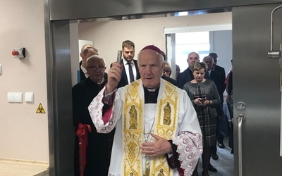 Biskup Ignacy święcący nowo otwartą salę.