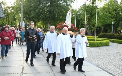 Procesja ku czci Matki Bożej Fatimskiej w Miliczu 