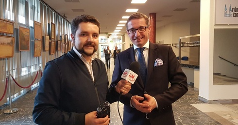 Prezydent Piotr Kuczera (z prawej) z reporterem Radia eM Marcinem Ićkiem