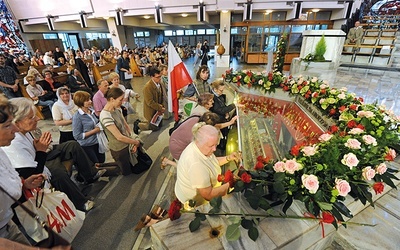 Przy relikwiach św. Andrzeja w warszawskim sanktuarium wciąż modlą się wierni.