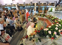 Przy relikwiach św. Andrzeja w warszawskim sanktuarium wciąż modlą się wierni.