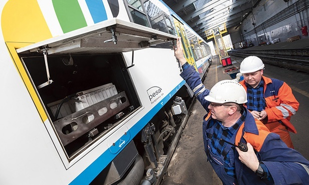 W czasie przeglądu mechanicy sprawdzają wszystkie elementy pociągu