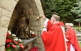 Modlitwa przy kapliczce św. Andrzeja Boboli.