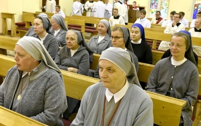 Przybyłe siostry w czasie wspólnej modlitwy o powołania do służby w Kościele.