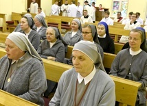 Przybyłe siostry w czasie wspólnej modlitwy o powołania do służby w Kościele.