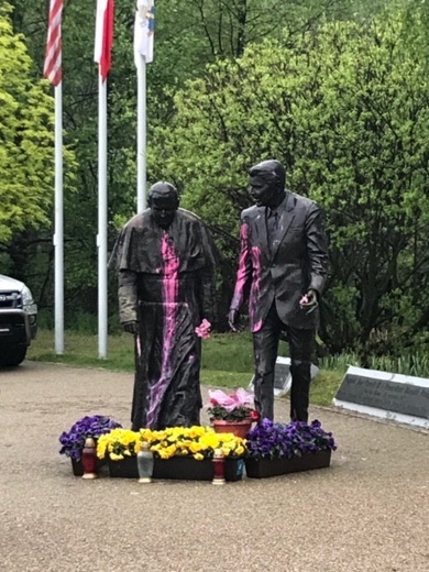 Dewastacja pomnika św. Jana Pawła II i prezydenta Reagana w Gdańsku