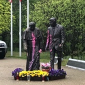 Dewastacja pomnika św. Jana Pawła II i prezydenta Reagana w Gdańsku